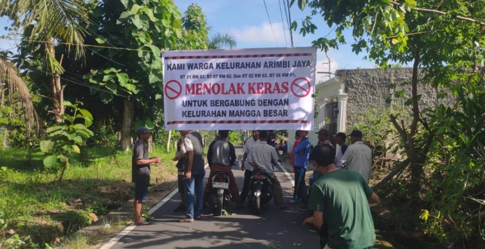Puluhan Warga Arimbi Jaya Blokir Jalan Tri Sukses, Tolak Penggabungan dengan Kelurahan Mangga Besar