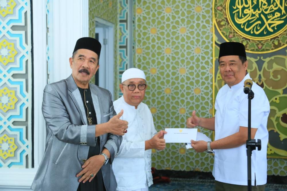 Ramadan Penuh Berkah, Wagub Cik Ujang Bantu Material Pembangunan Masjid Ummul Tumina