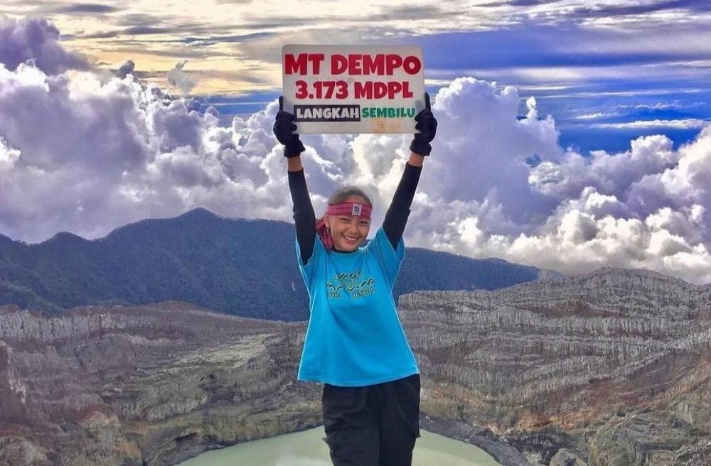 Ratusan Pendaki Padati Puncak Gunung Dempo, Pagaralam Jadi Pusat Perayaan HUT RI ke-80