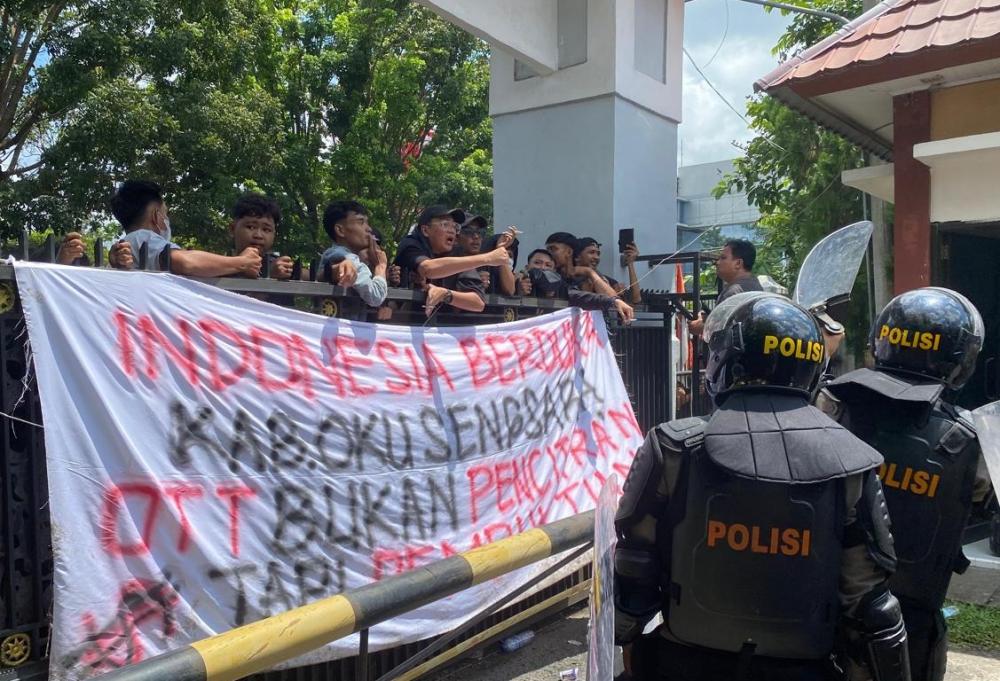 Ratusan Pendemo Bertindak Anarkis di OKU, Pos Penjagaan DPRD Dirusak, Polisi Lepaskan Gas Air Mata