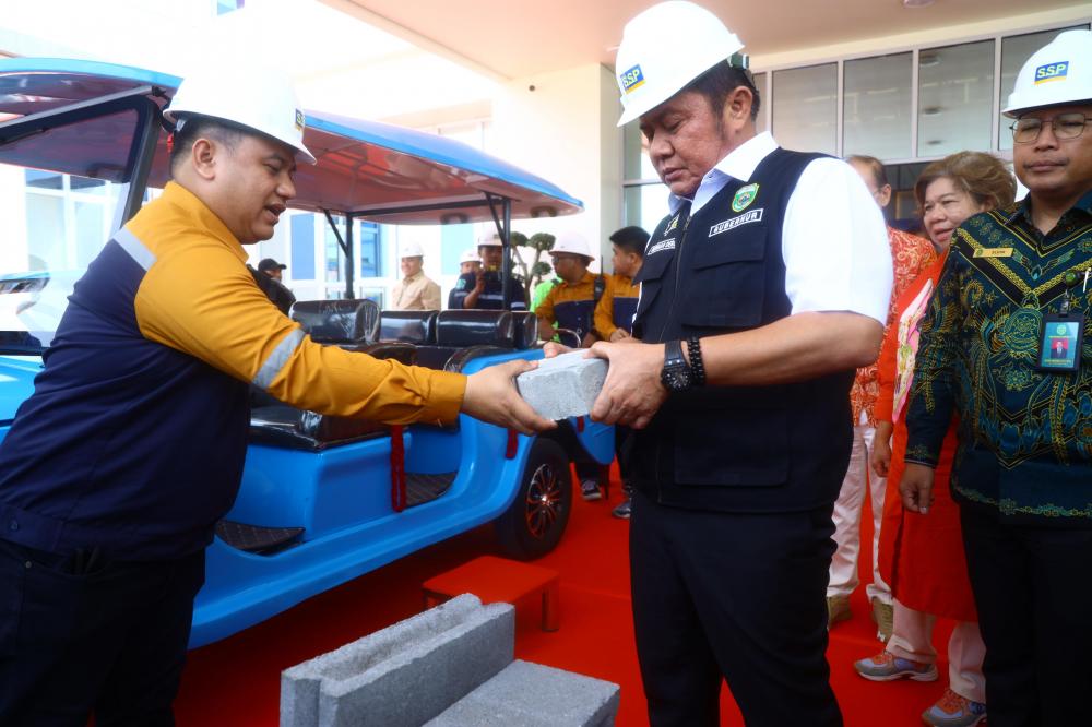 Resmikan Jembatan Air Serami, Herman Deru Serahkan Bantuan Beras untuk Warga OKU