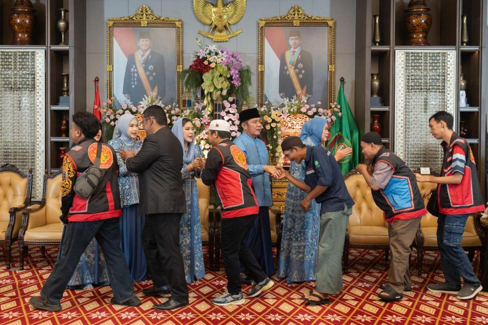 Ribuan Masyarakat, Driver Ojol dan Petugas Kebersihan Ramai-ramai Hadiri Open House Gubernur Herman Deru