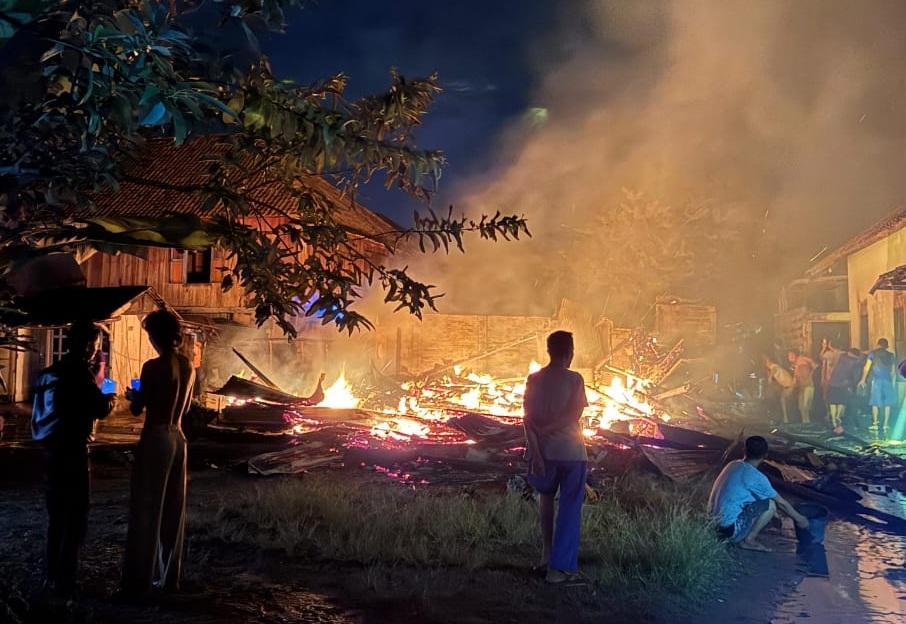 Rumah Panggung di Kayuagung OKI Ludes Terbakar, Ijazah hingga Raport Hangus, Kerugian Capai Rp150 Juta