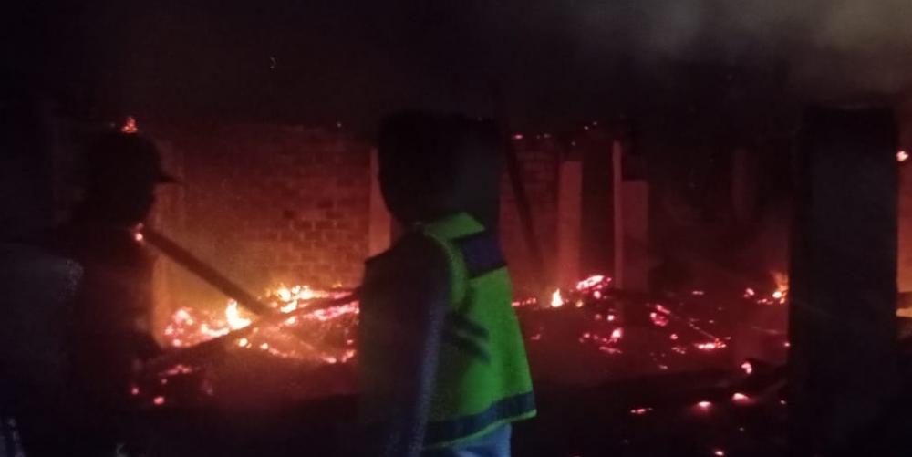 Rumah Panggung di Ogan Ilir Ludes Terbakar, Satu Unit Sepeda Motor Ikut Hangus, Kerugian Ditaksir Rp300 Juta