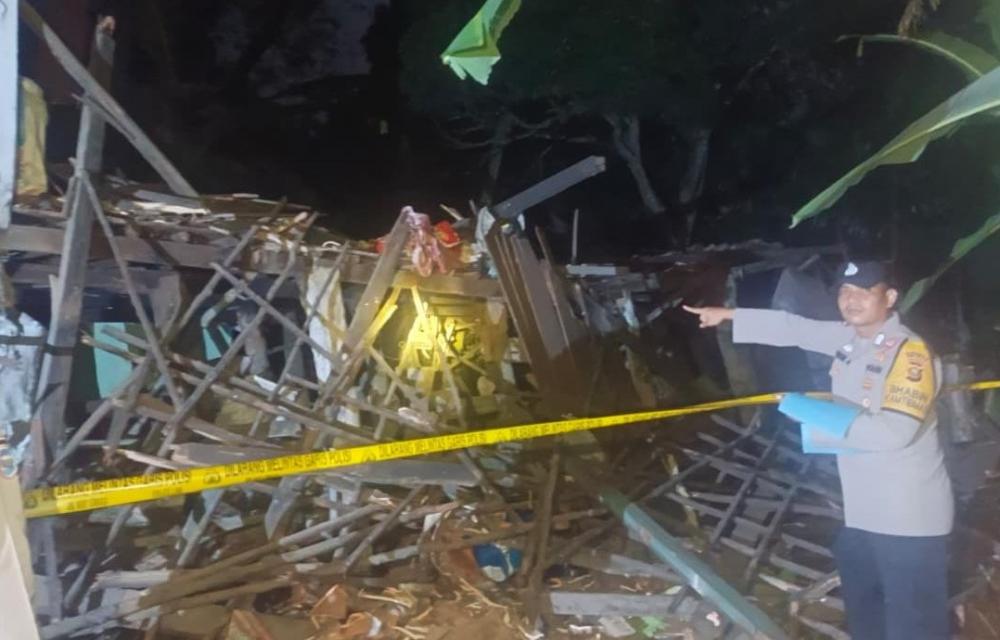 Rumah Petani Lansia di Rantau Alai Ogan Ilir Roboh Akibat Lapuk Dimakan Usia, Korban Mengungsi ke Masjid