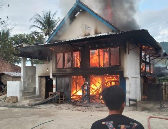 Selamatkan Anak Sedang Tertidur, Tamimi Nekat Terobos Kobaran Api untuk Evakuasi di Rumahnya