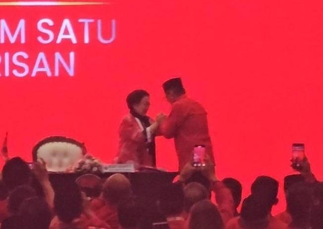 Setelah Bebas Berkat Amnesti Presiden, Hasto Kristiyanto Disambut Haru di Kongres VI PDIP, Megawati Menangis di Panggung