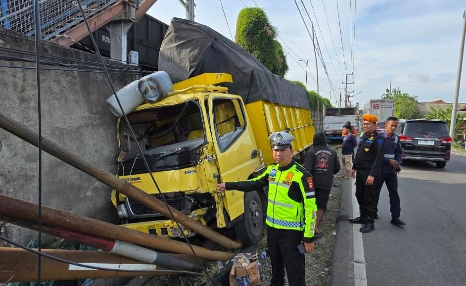 Sopir Diduga Mengantuk, Truk Bermuatan Kain Tabrak Pagar dan Tiang Listrik di Muara Enim