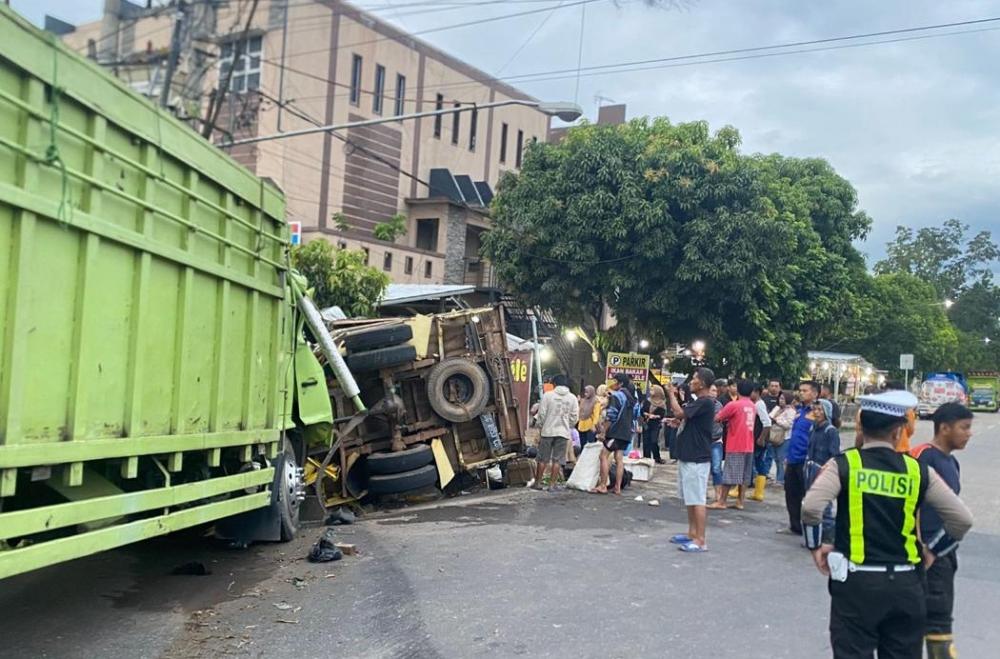 Sopir Mengantuk, Truk Fuso Tabrak Colt Diesel di Prabumulih: Enam Orang Luka-Luka, Kendaraan Rusak Berat