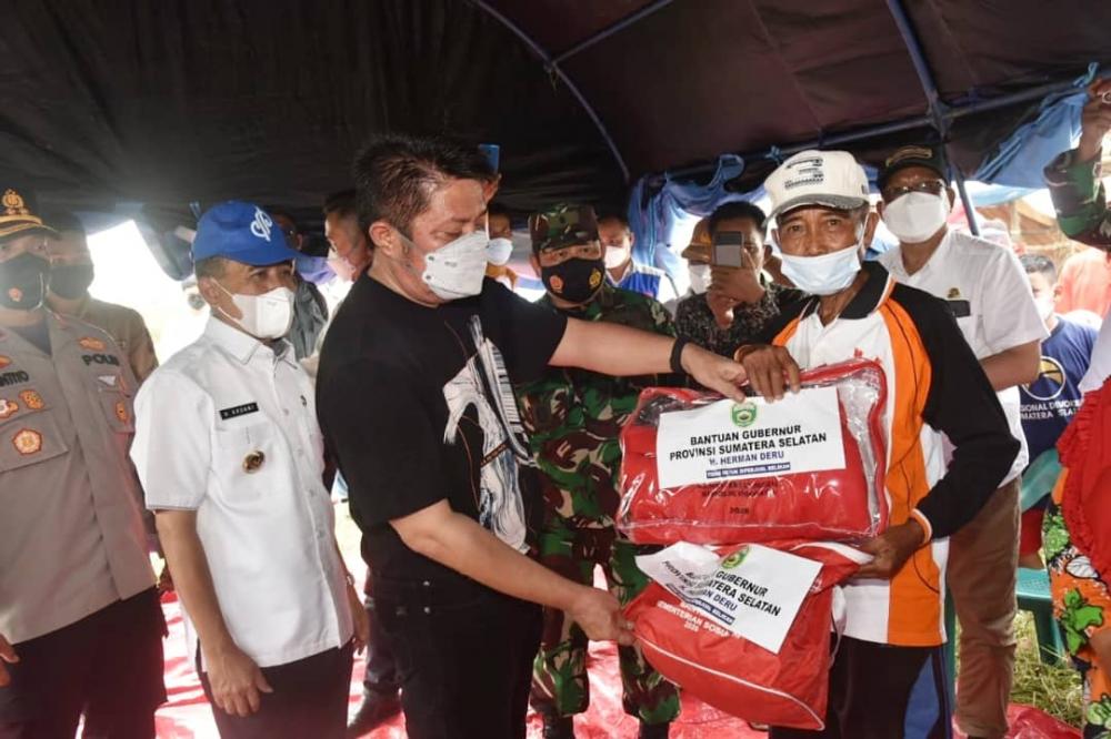 Susuri Sungai, Herman Deru Bawa Bantuan untuk Korban Puting Beliung 