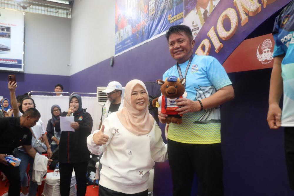 Tenis Meja Kepala Daerah di PORNAS XVII KORPRI, Herman Deru Buktikan Semangat Sportivitas