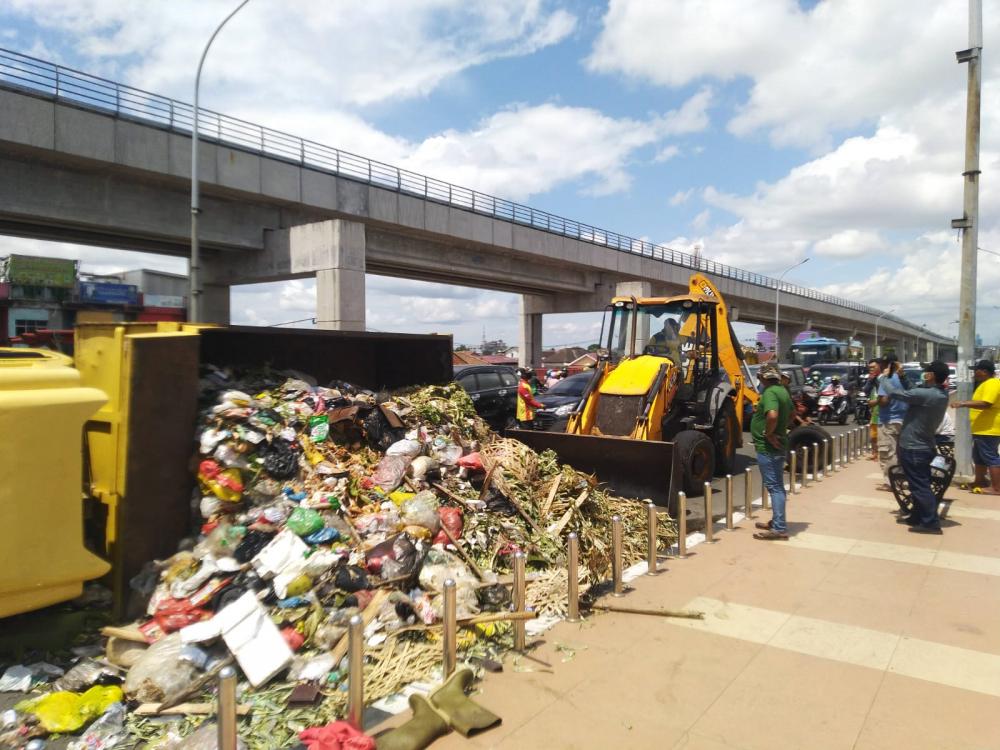 Tumpukan Sampah di Jembatan Ampera Bikin Macet