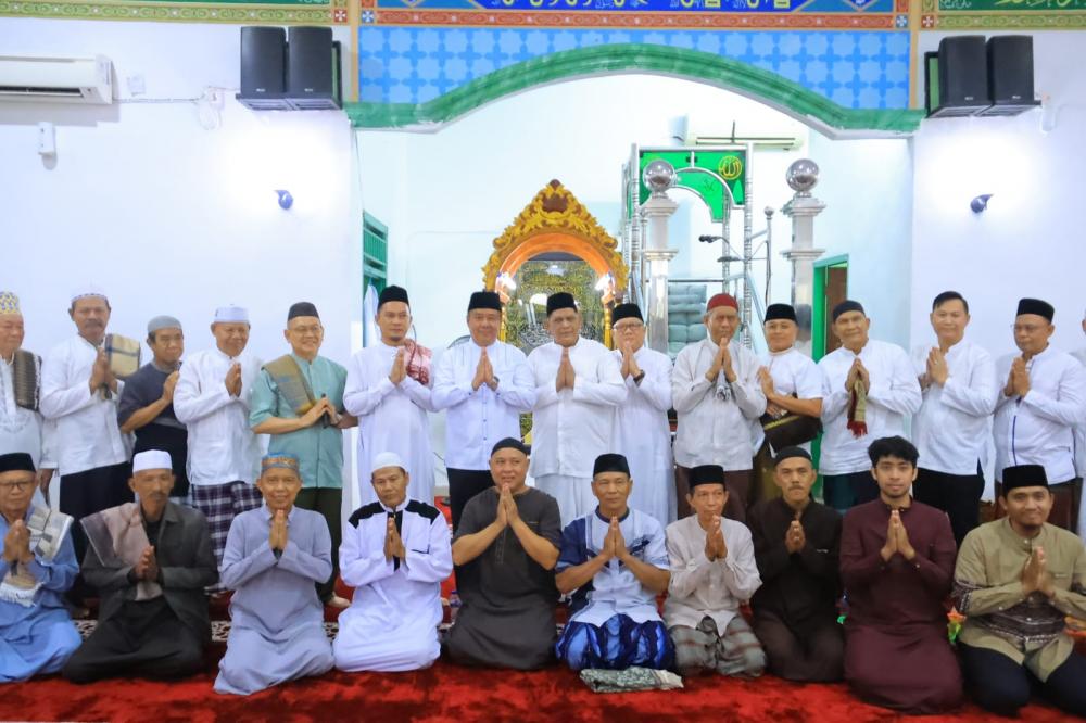 Wagub Sumsel Cik Ujang Safari Jumat di Masjid Al-Ikhlas, Salurkan Bantuan dan Siapkan Hewan Kurban