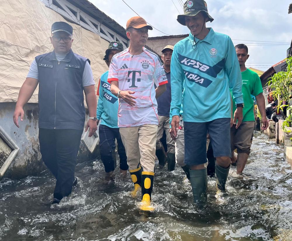 Wali Kota Palembang Ratu Dewa Tinjau Banjir dan Longsor, Perintahkan PUPR Telusuri Jalur Drainase
