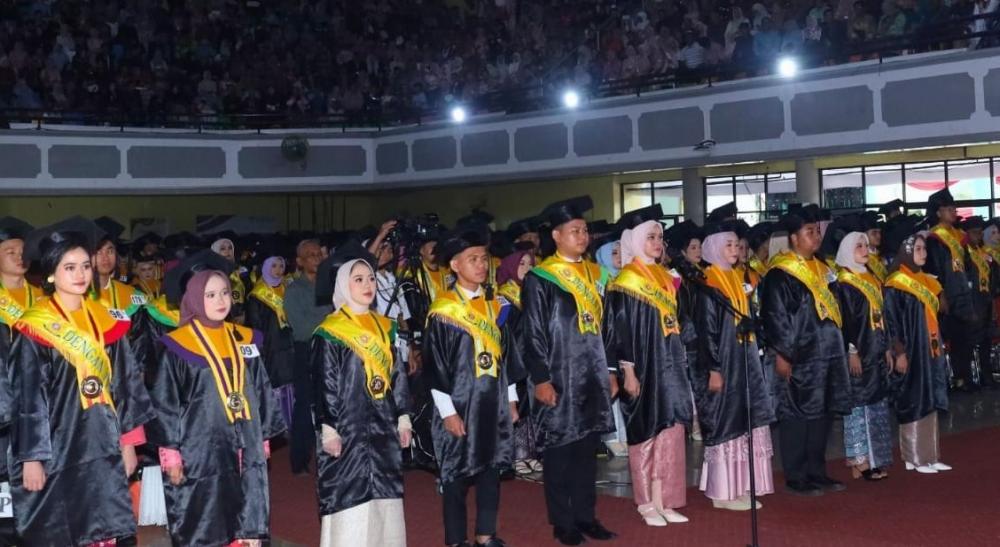 Wamendikdasmen Prof Atif Tekankan Pentingnya Bijak Gunakan AI di Wisuda ke-183 Unsri