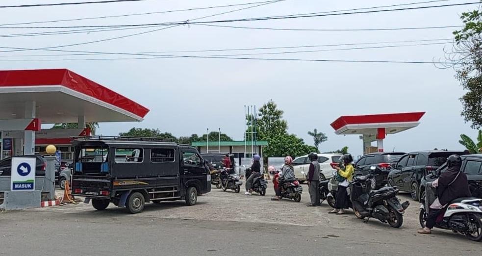 Warga OKU Antre Panjang Beli Pertalite, Stok Pertamax Kosong Sejak Tiga Hari, Pertamina Bungkam
