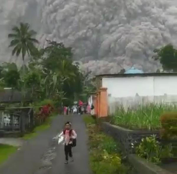 1 Warga Meninggal, 2 Hilang, 8 Terjebak dan 70 Orang Dilarikan ke Puskesmas Akibat Awan Panas Semeru