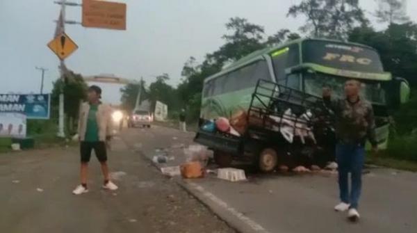 4 Orang Tewas Akibat Bus Family Raya vs Pickup Adu Kambing