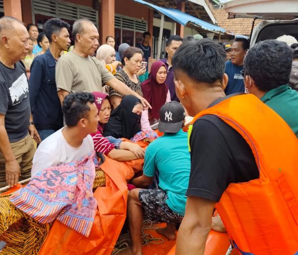 Ambulans Tak Bisa Melintas Karena Banjir di Muratara, Jenazah Warga Karang Dapo Dievakuasi Pakai Perahu Karet