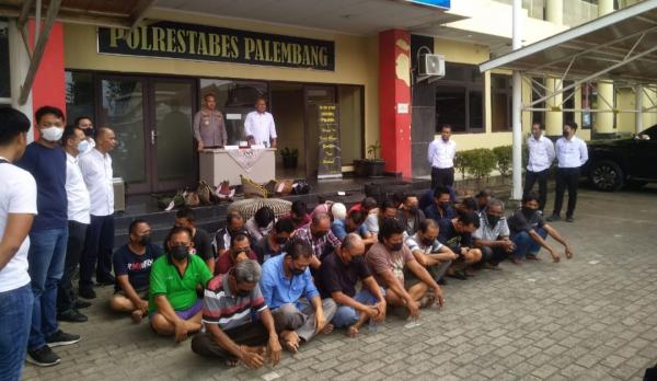 Arena Sabung Ayam Digerebek Polisi, 28 Orang Penjudi dan 9 Ekor Ayam Diamankan