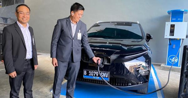 BSI Palembang Hadirkan SPKLU Gratis Pertama di Kantor Regional Sumatera, Nasabah Bisa Isi Daya Mobil Listrik Sambil Bertransaksi