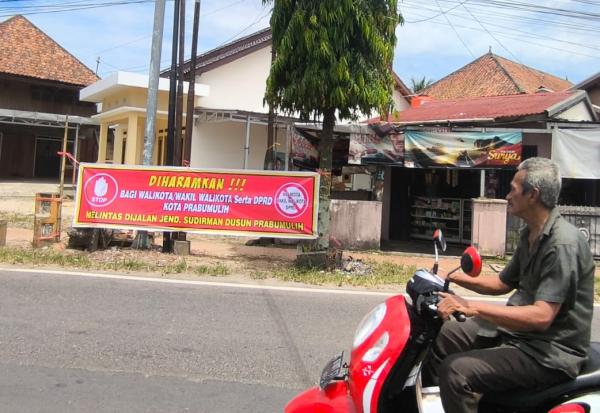 Belasan Spanduk Larangan Melintas di Dusun Prabumulih, Warga Protes Kebijakan Pemkot yang Batalkan Proyek Pelebaran Jalan