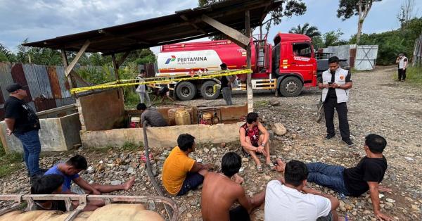 Bongkar Gudang BBM Ilegal di Musi Rawas, Polda Sumsel Amankan 12 Tersangka dan Ribuan Liter Minyak Sulingan