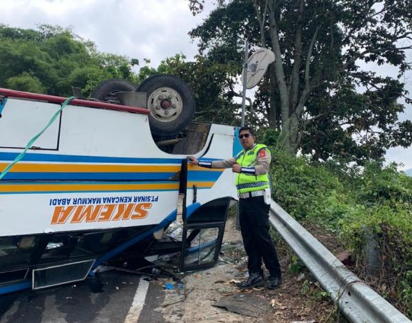Bus Terguling di Jalur Tanjakan Danau Ranau OKU Selatan, 28 Penumpang Luka-luka