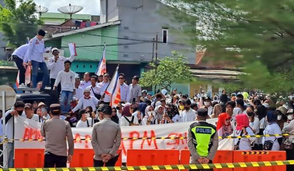 Demo di Depan Kantor Pertamina Hulu Rokan Zona 4 Prabumulih, LSM APM Tuntut Transparansi Rekrutmen PDSI dan PDC
