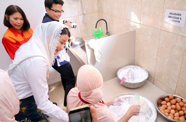 Didampingi Sekda Aprizal, Wamen Perdagangan Dyah Roro Esti Tinjau UMKM dan Cicipi Pempek Khas Palembang