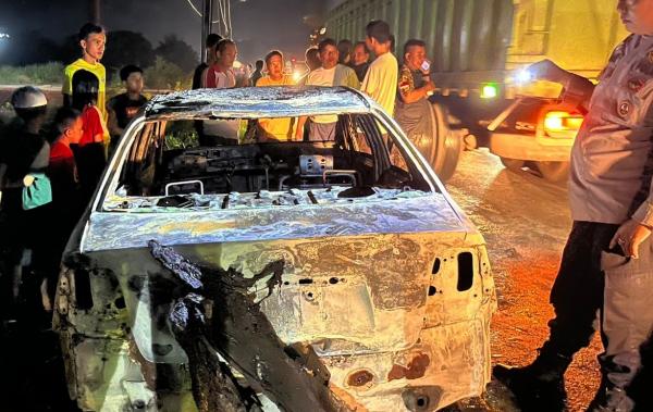 Diduga Korsleting Listrik, Mobil Toyota Vios Terbakar di Jalintim Ogan Ilir, Polisi Imbau Warga Rutin Cek Kendaraan