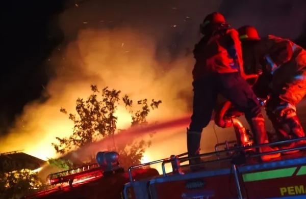 Diduga Korsleting Listrik, Rumah Pedagang di Muara Enim Ludes Terbakar Saat Ditinggal ke Tanjung Enim