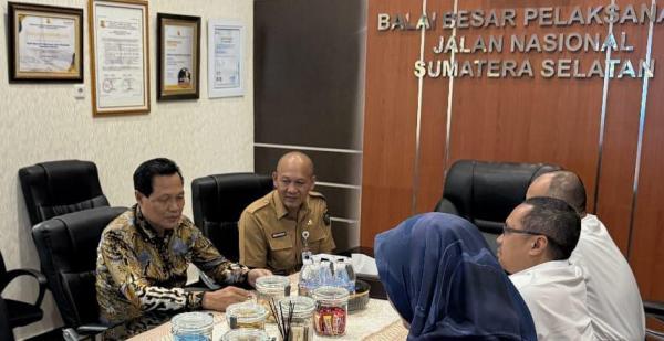 Edison Targetkan Perbaikan Jalan Nasional di Muara Enim Rampung H-10 Lebaran Idul Fitri