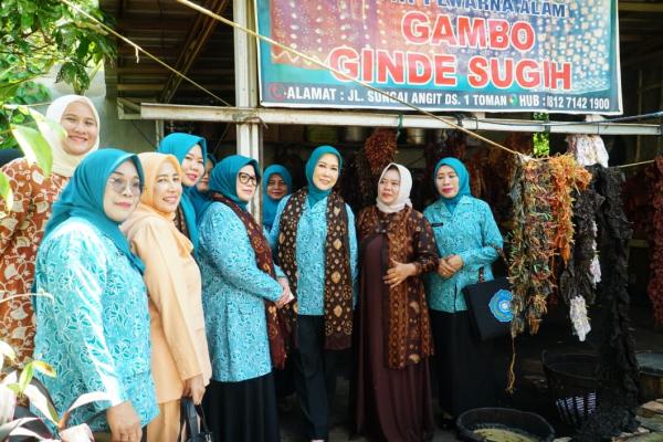 Feby Deru Blusukan ke Perajin Gambo Babat Toman, Dorong Produk Lokal Sumsel Tembus Pasar Global