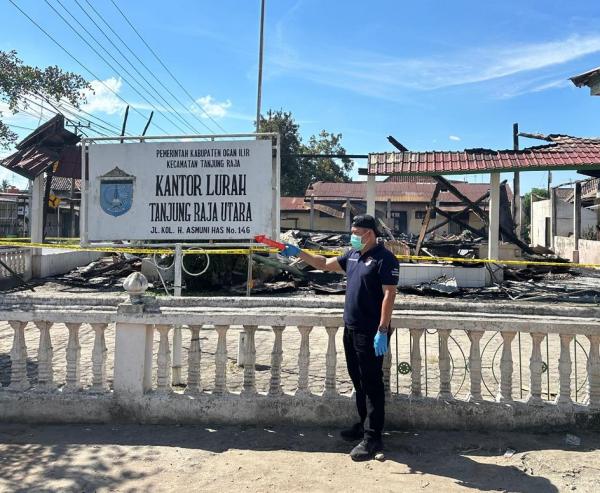 Gelar Olah TKP, Polisi dan Tim Inafis Selidiki Penyebab Kebakaran Kantor Lurah Tanjung Raja Utara