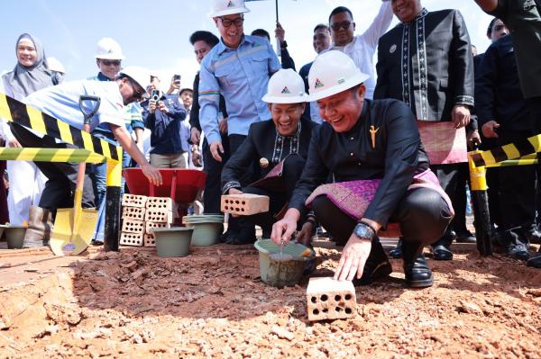 Gubernur Herman Deru Letakan Batu Pertama Pembangunan Jembatan Crossing Pipa Pertamina di Desa Benuang Talang Ubi Kabupaten Pali