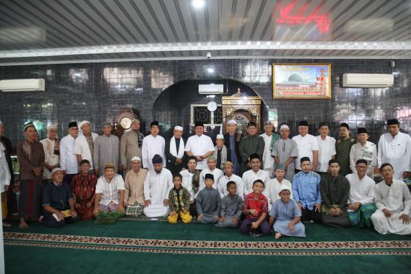 Gubernur Herman Deru Safari Sholat Jumat di Masjid Raudhatul Jannah Ario Kemuning