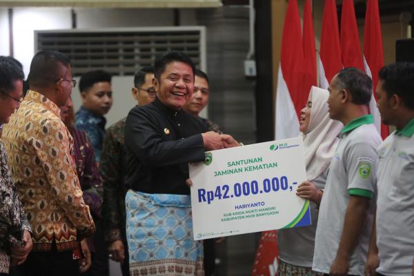 Gubernur Herman Deru Serahkan Santunan Jaminan Kematian BPJS Ketenagakerjaan kepada Petani Sawit di Sumsel