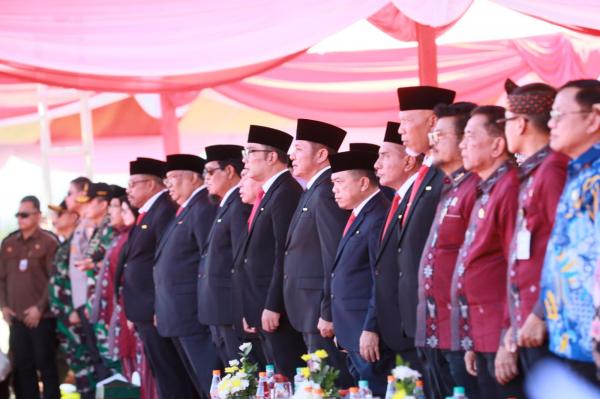 Herman Deru Dianugerahi Tanda Kehormatan Satyalancana Wira Karya dari Presiden RI