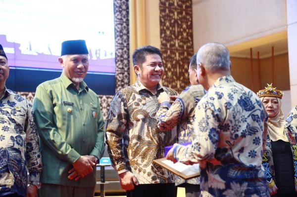 Herman Deru Terima Penghargaan Adhi Bhakti Tani Nelayan Maha Utama