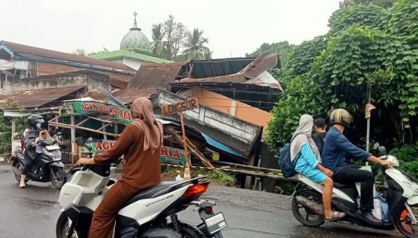 Hujan Deras Picu Longsor di Lubuklinggau, Rumah Kontrakan Ambruk dan Jembatan Pertamina Terancam Roboh