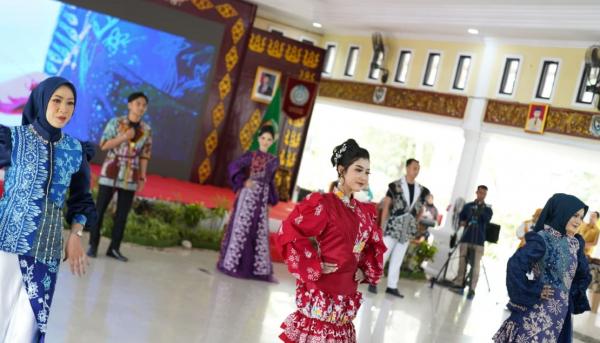 Inovasi Budaya Batik Petule Muara Enim: Dari Meja Makan Menjelma Menjadi Fashion Elegan dan Penuh Makna