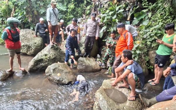 Jasad Ibu Rumah Tangga Ditemukan Tersangkut di Bebatuan Sungai Mio, Warga Muara Dua Digegerkan Penemuan Korban