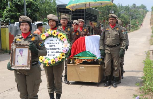 Jenazah Bupati Nang Ali Solichin Dilepas dengan Upacara Kedinasan, Sekda Muara Enim Pimpin Penghormatan Terakhir