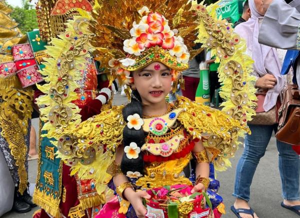 Kambang Iwak Fest 2025: Pesona Yesha Curi Perhatian Pengunjung DenganBudaya Adat Bali yang Anggun