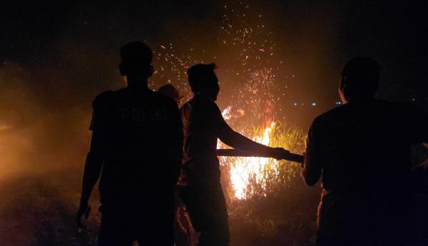 Kebakaran Lahan Gambut Meluas di Ogan Ilir, 35 Personel Dikerahkan Lakukan Pemadaman Hingga Malam Hari