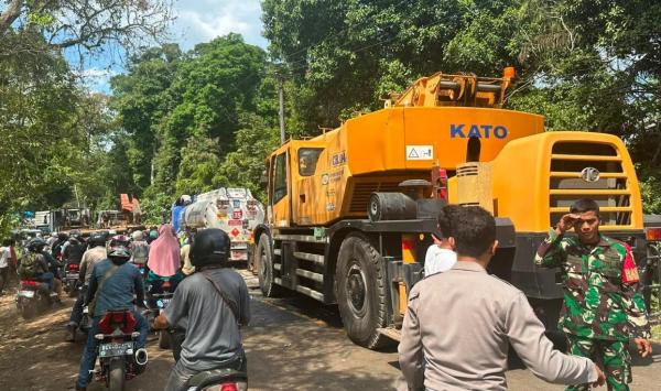 Kecelakaan Tunggal Truk Tangki BBM di Muara Enim, Ban Meledak Diduga Jadi Penyebab Kendaraan Terguling dan Picu Kemacetan