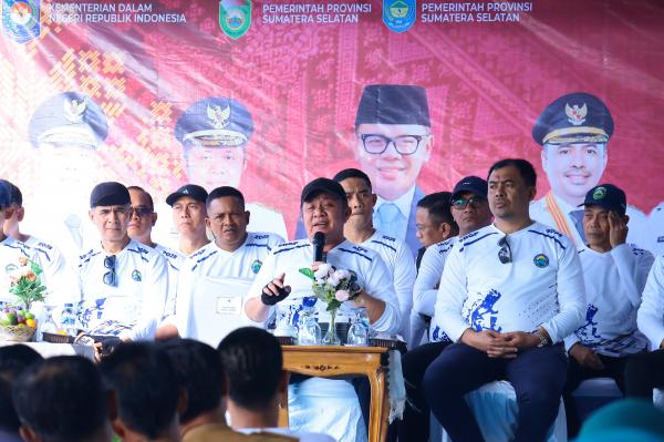 Komitmen Bangun Desa, Herman Deru Serahkan Bantuan Desa dan Sarana Pertanian di OKU Selatan