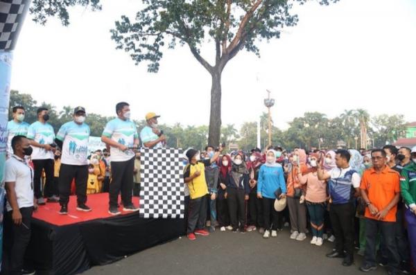 Lepas Jalan Sehat HUT Sumsel, Herman Deru: Ini Wujud Syukur Kita Tetap Tangguh Hadapi Pandemi Â 