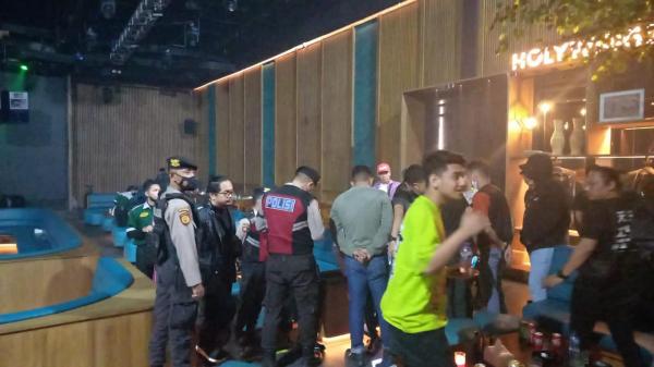 Lewati Jam Operasional, Pol PP Bubarkan Aktivitas Holywings/Joji Meresahkan